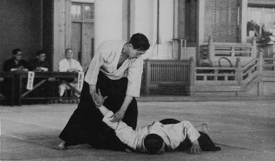 Kenji Tomiki fût le premier étudiant à obtenir le 8eme dan en Aikido par Morihei Ueshiba, le 11 Février 1940.